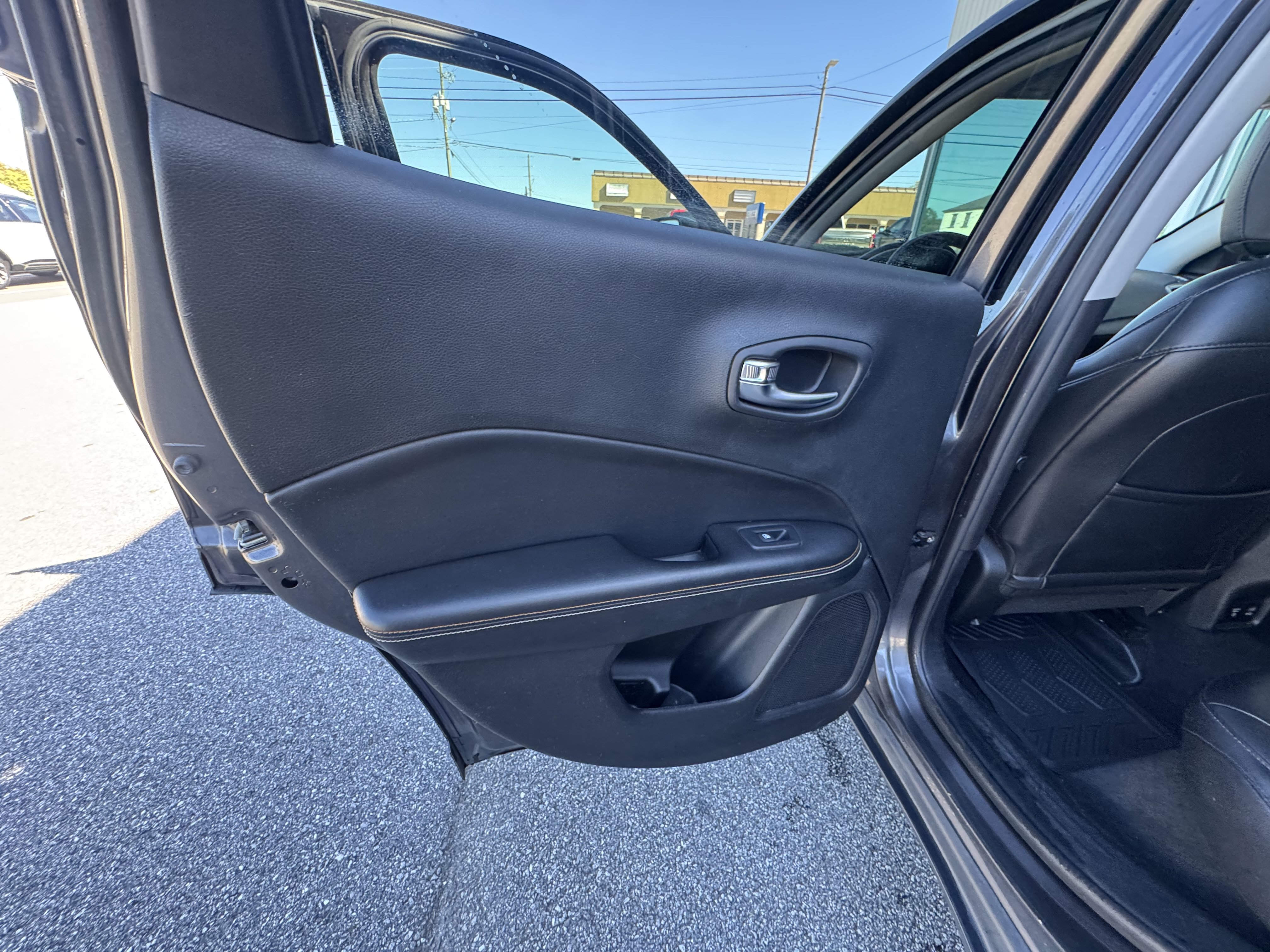Used 2017 Jeep Compass Latitude w/ Popular Equipment Group AWD/4WD image 10