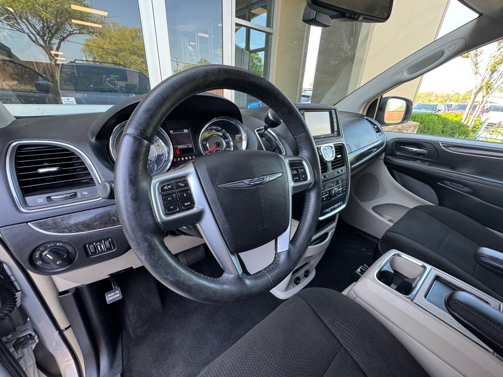 Used 2012 Chrysler Town & Country Touring w/ Entertainment Group #1 FWD image 22