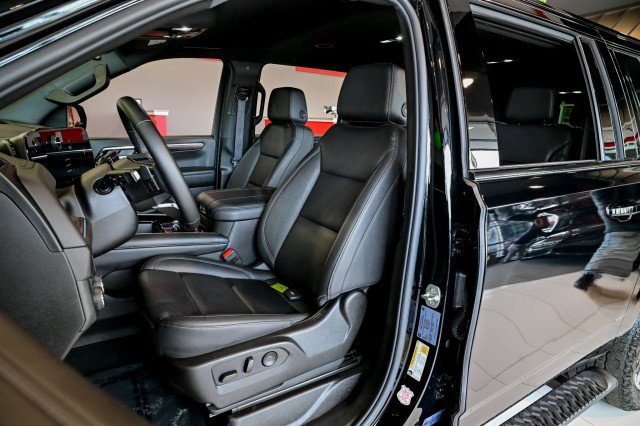 Used 2025 Chevrolet Suburban Z71 image 17