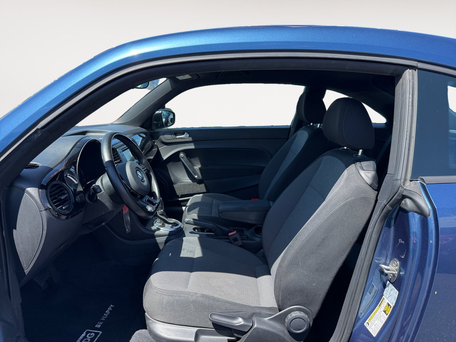 Used 2018 Volkswagen Beetle 2.0T Coast FWD image 10