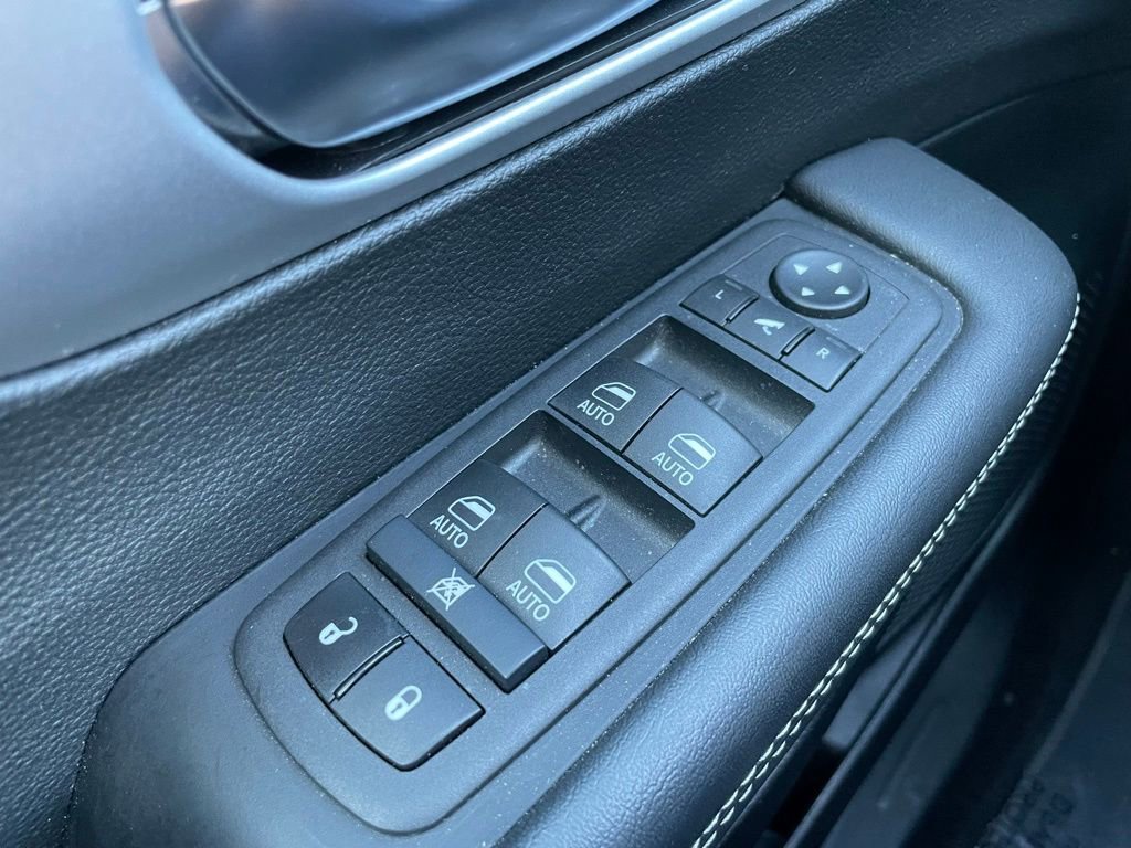 Used 2025 Chrysler Pacifica Limited image 25