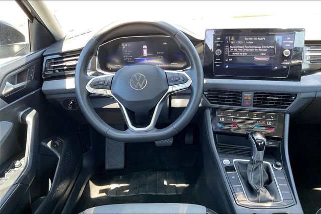 Used 2025 Volkswagen Jetta SE FWD image 4