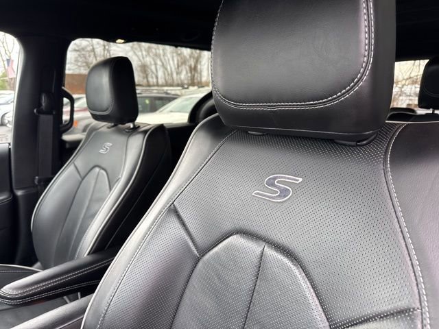 Used 2025 Chrysler Pacifica Limited image 14