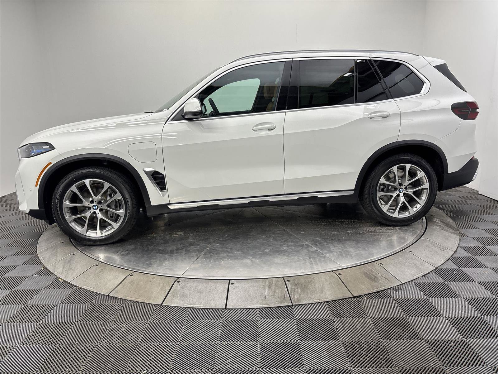 New 2026 BMW X5 xDrive50e w/ Executive Package image 16