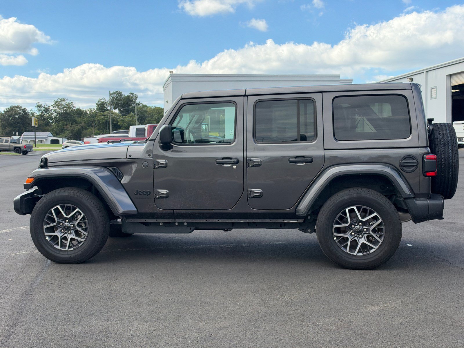 Used 2026 Jeep Wrangler Unlimited Sahara AWD/4WD image 8
