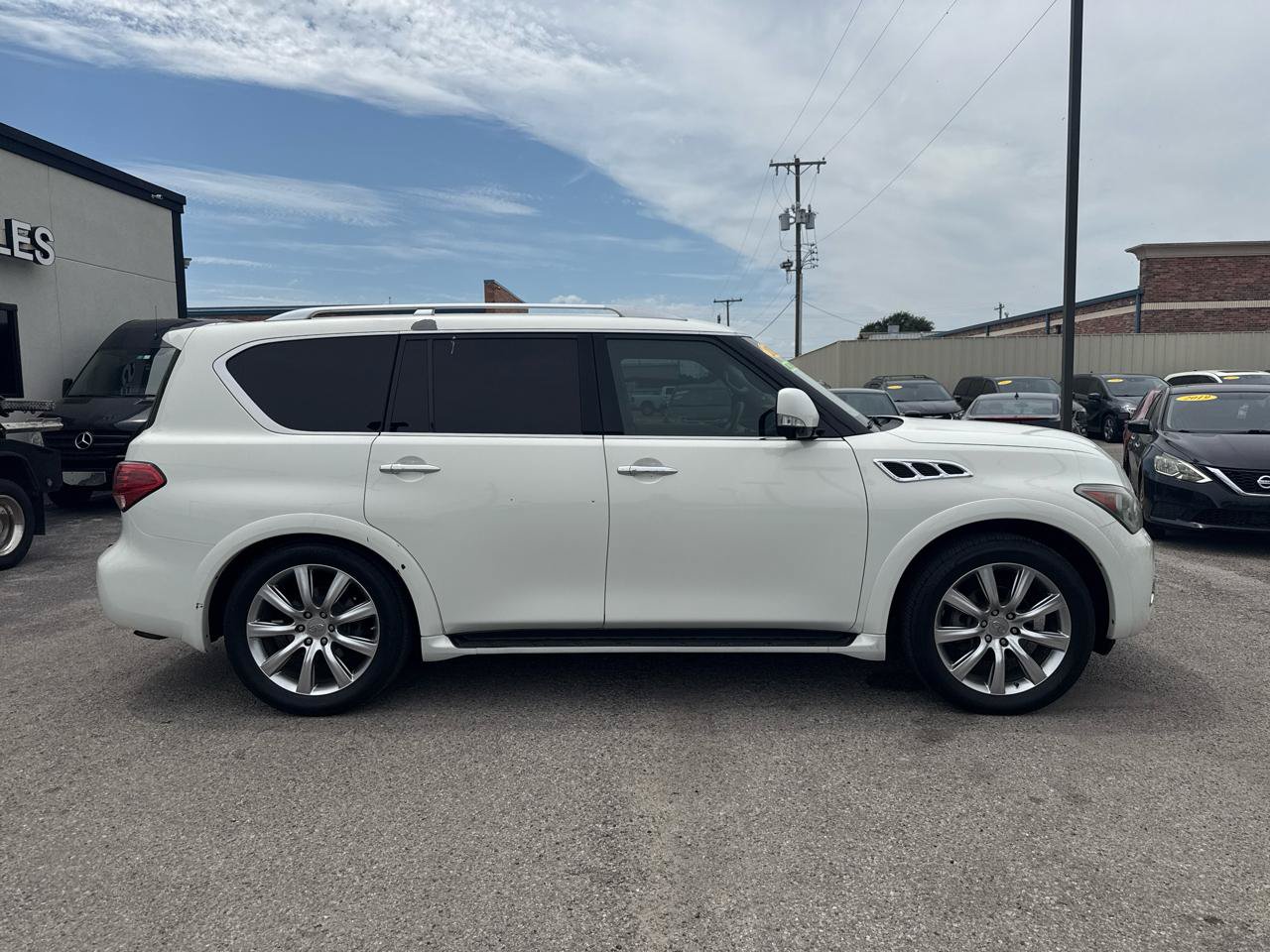 Used 2011 INFINITI QX56 4WD w/ Deluxe Touring Pkg image 5