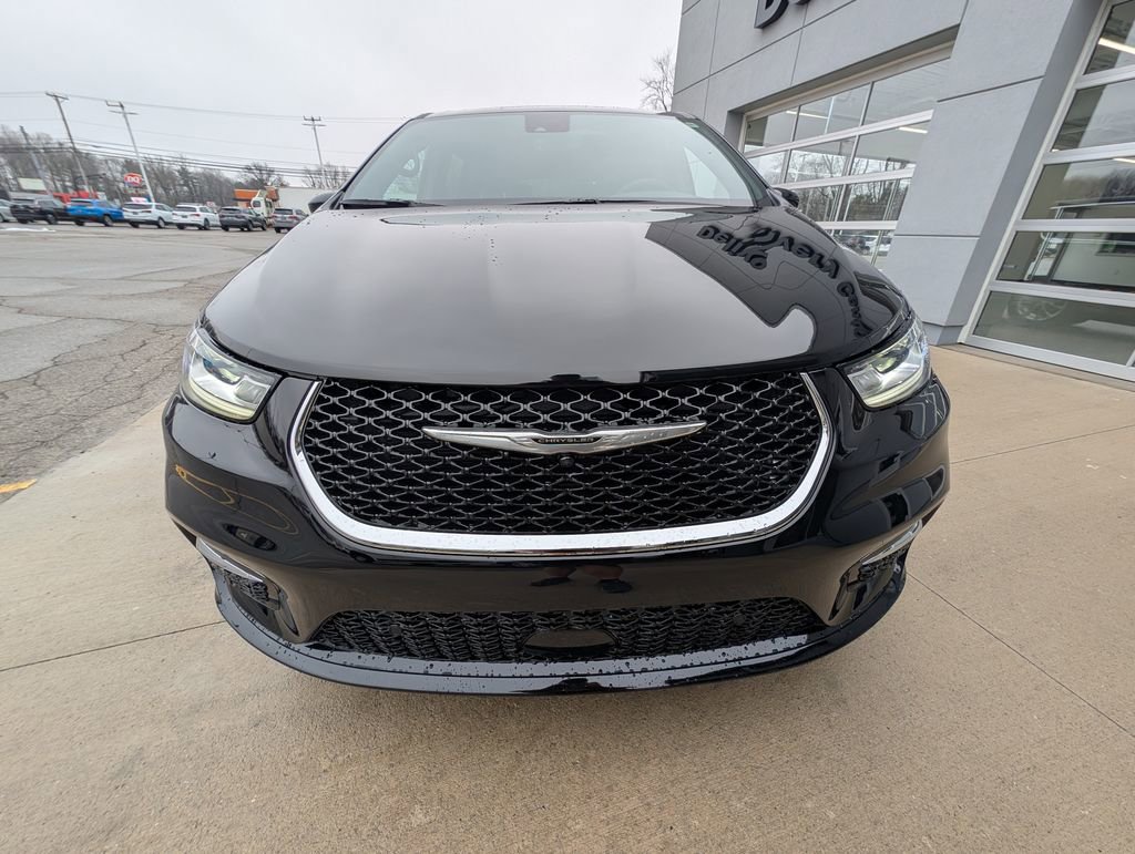 New 2026 Chrysler Pacifica Limited w/ Trailer Tow Group image 10