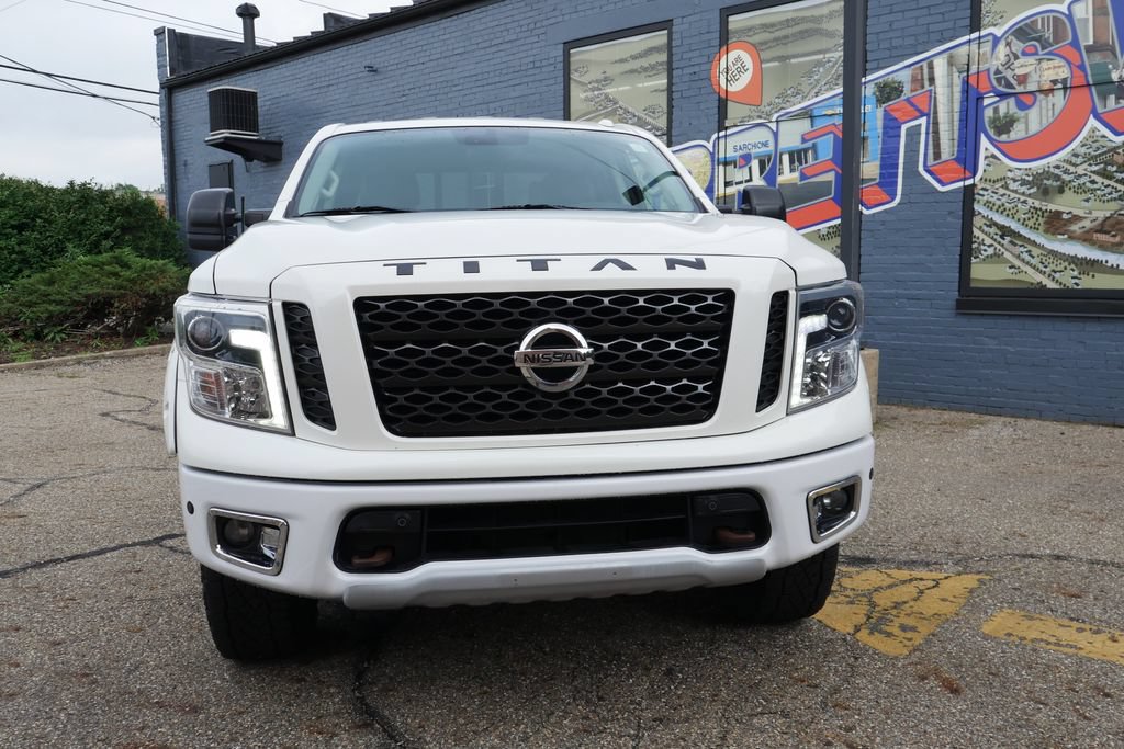 Used 2018 Nissan Titan PRO-4X AWD/4WD image 2