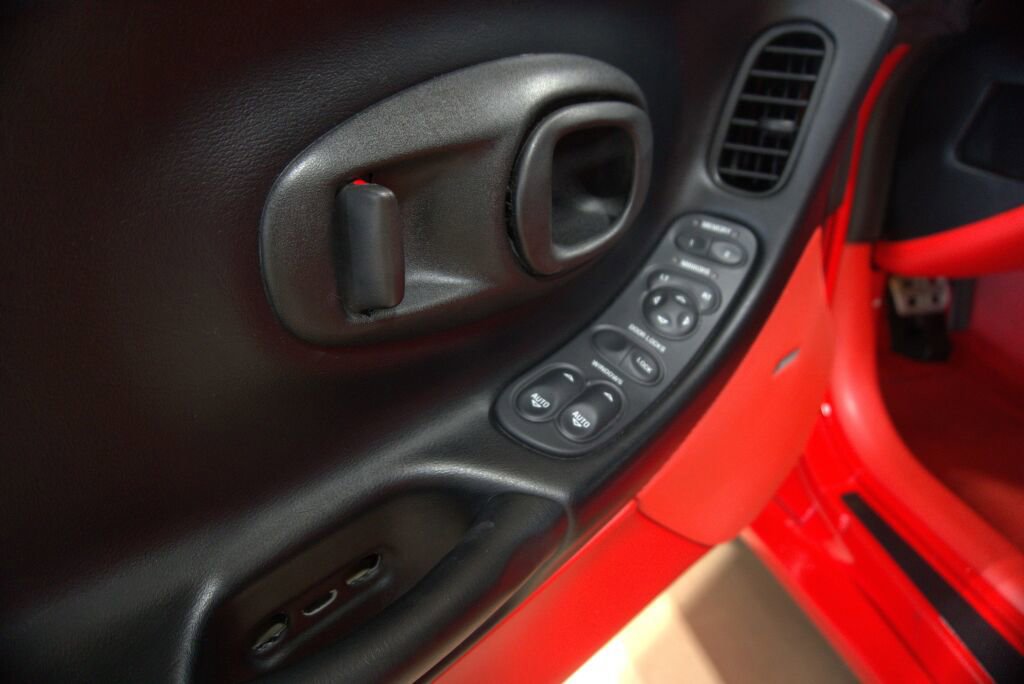 Used 2000 Chevrolet Corvette Coupe w/ Roof Pkg RWD image 31