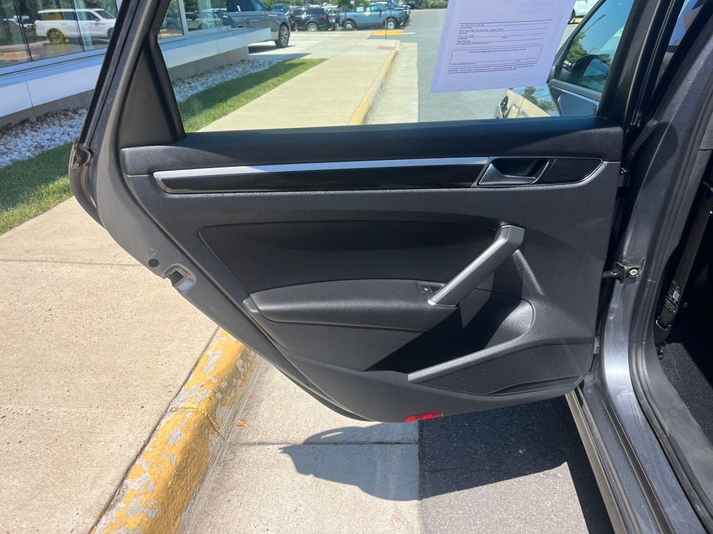 Used 2018 Volkswagen Passat 3.6 FWD image 17