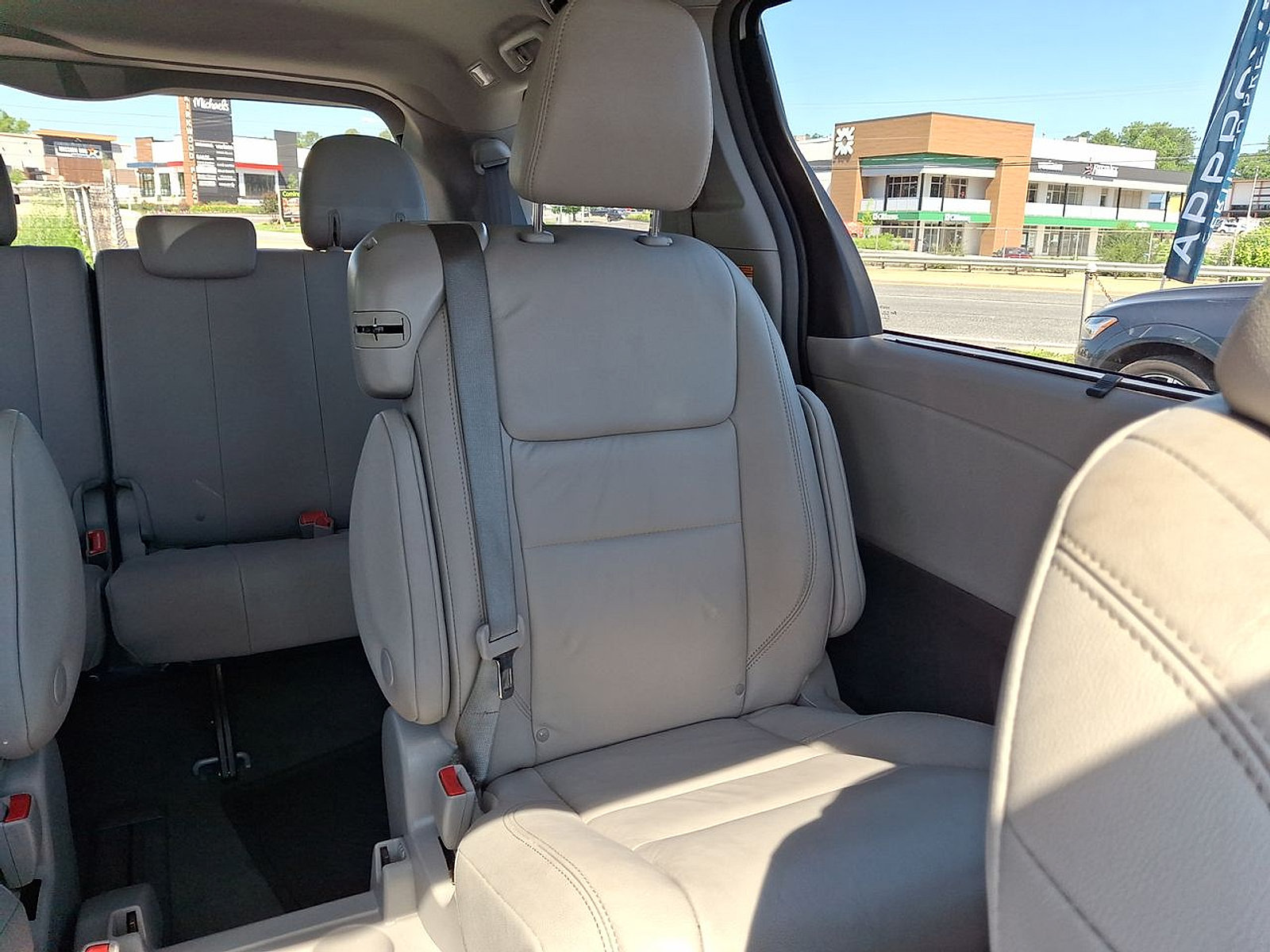 Used 2019 Toyota Sienna XLE w/ XLE Navigation Package FWD image 14