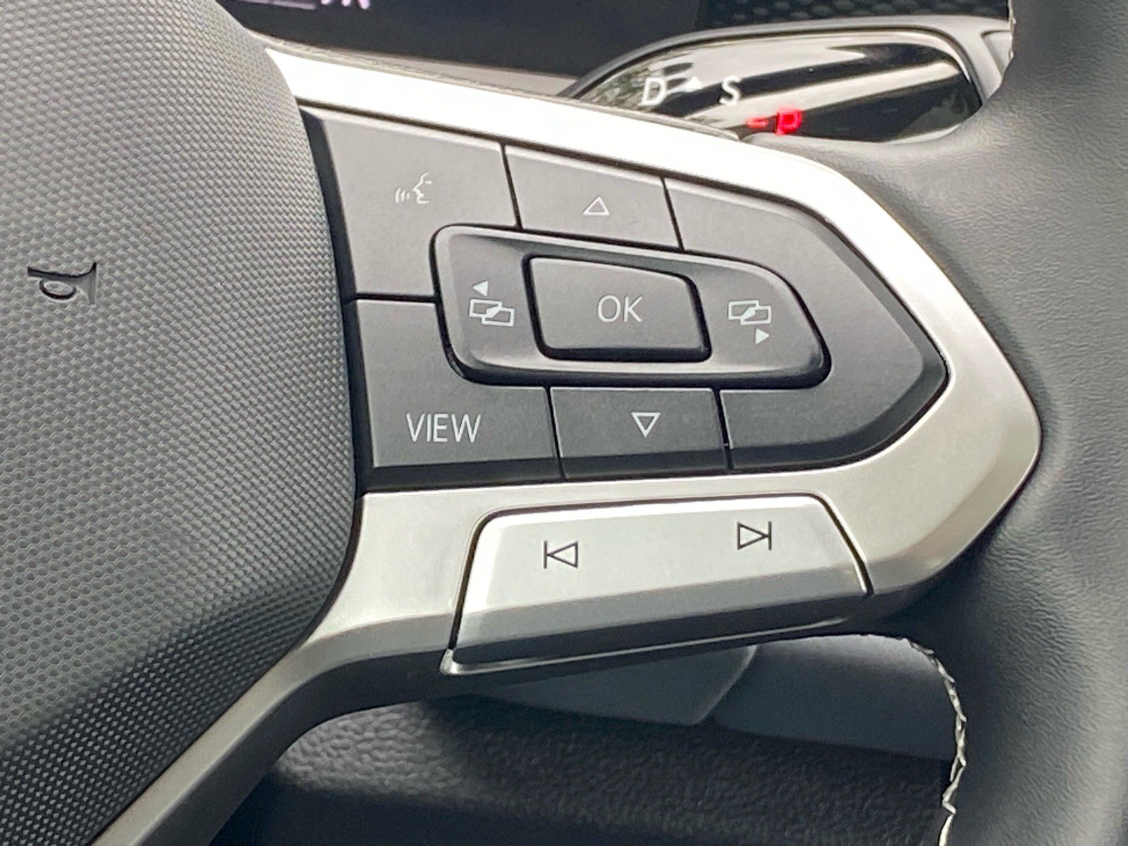 Certified 2026 Volkswagen Tiguan SE AWD/4WD image 8