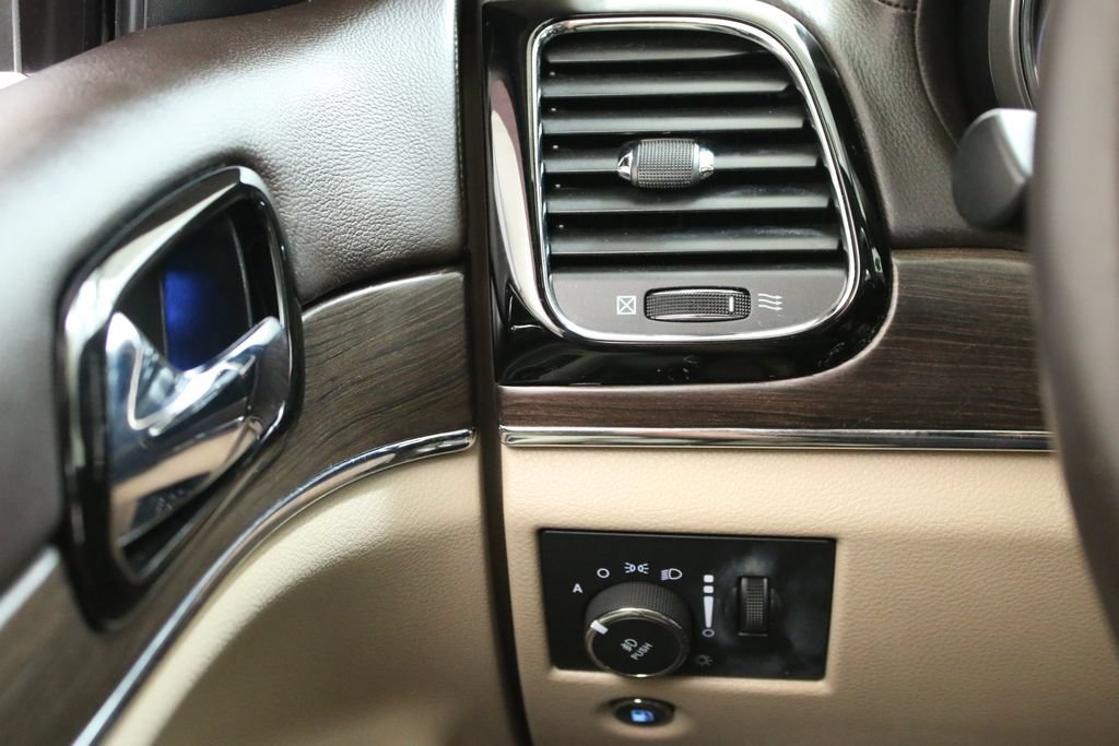 Used 2021 Jeep Grand Cherokee Overland AWD/4WD image 17