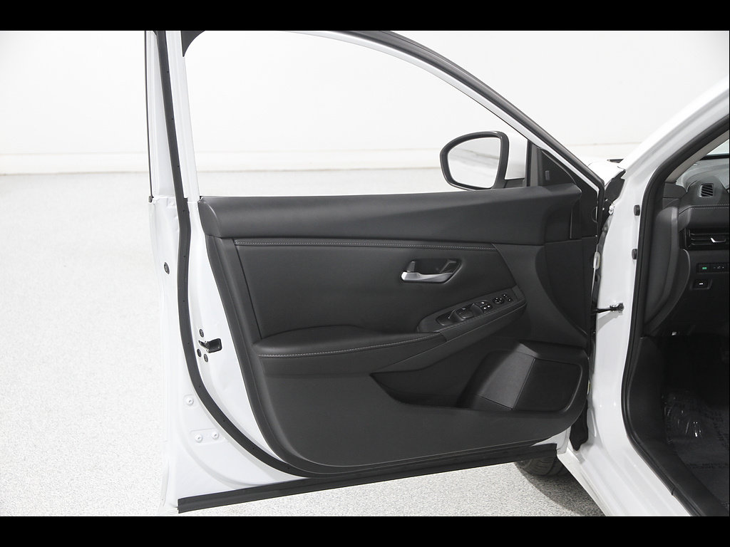 Used 2025 Nissan Sentra SV FWD image 4