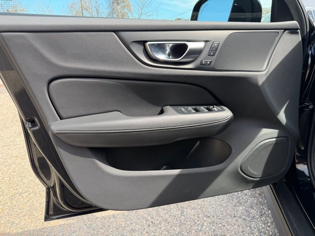 Used 2025 Volvo V60 B5 Cross Country Plus image 11