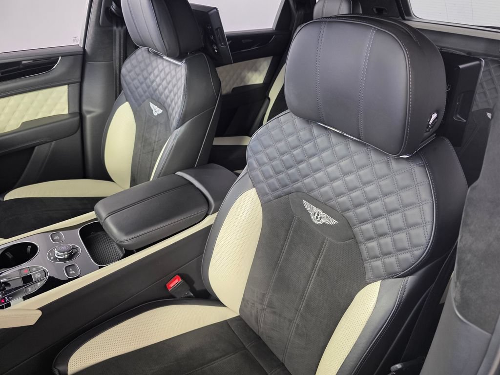 Used 2022 Bentley Bentayga AWD/4WD image 11