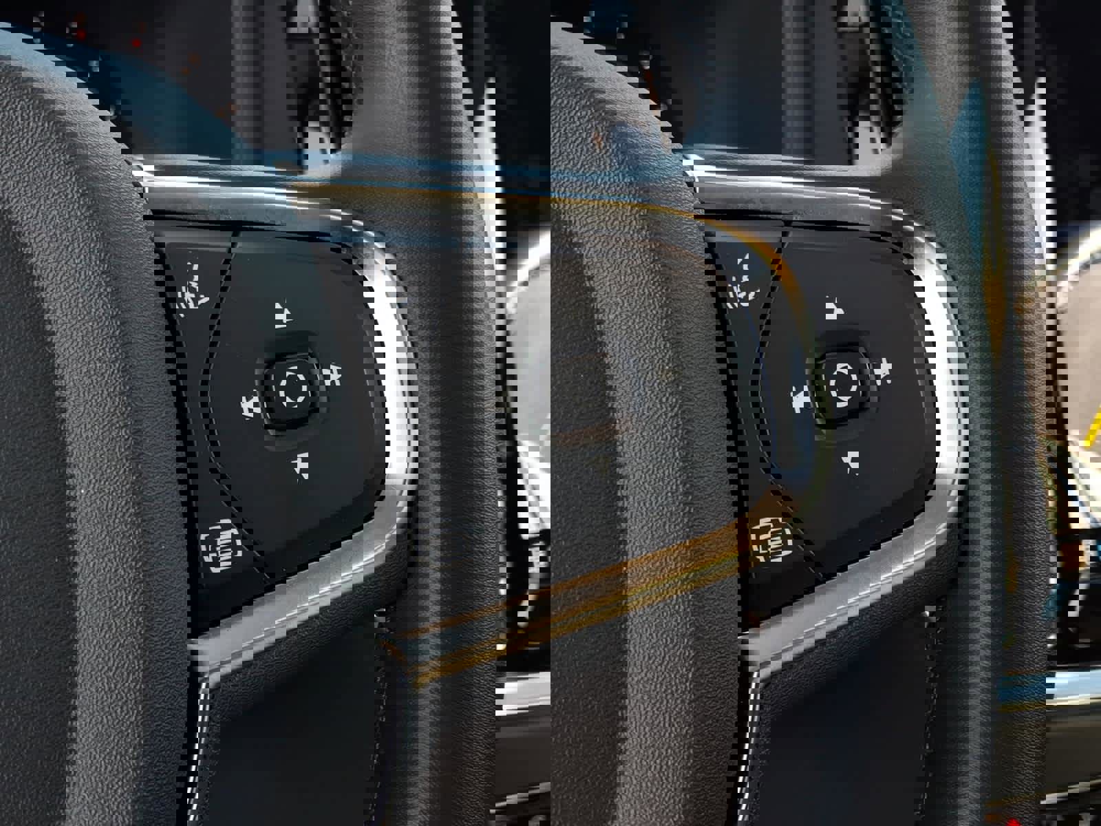 Used 2025 Volvo S60 B5 Core image 40