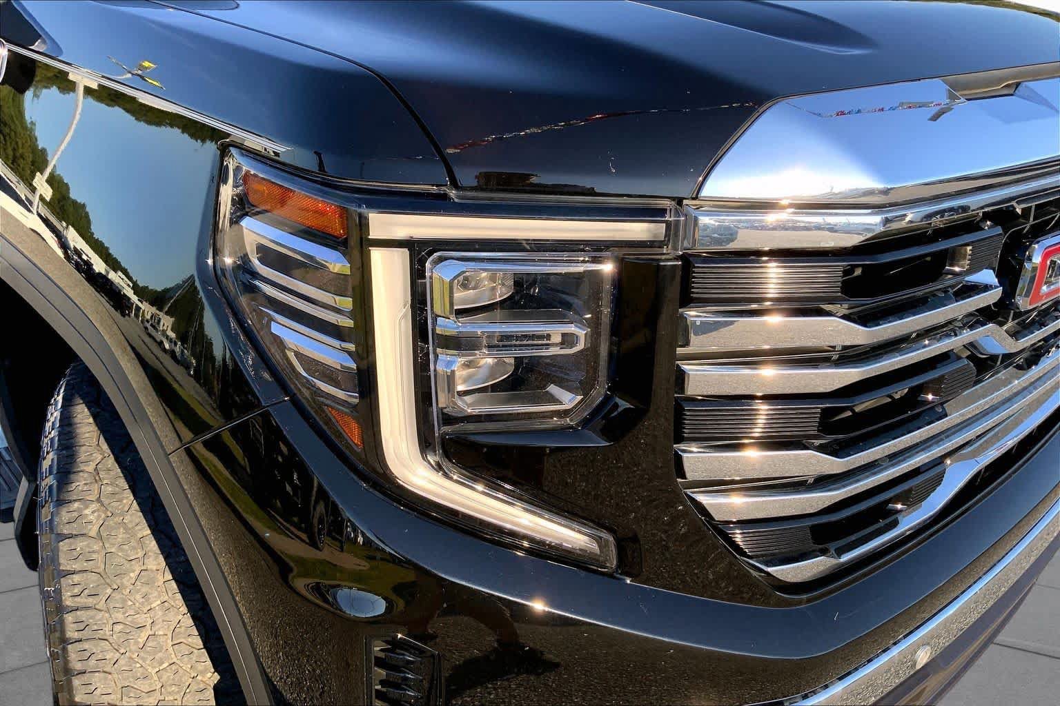 Used 2023 GMC Sierra 1500 SLT w/ SLT Premium Plus Package AWD/4WD image 24