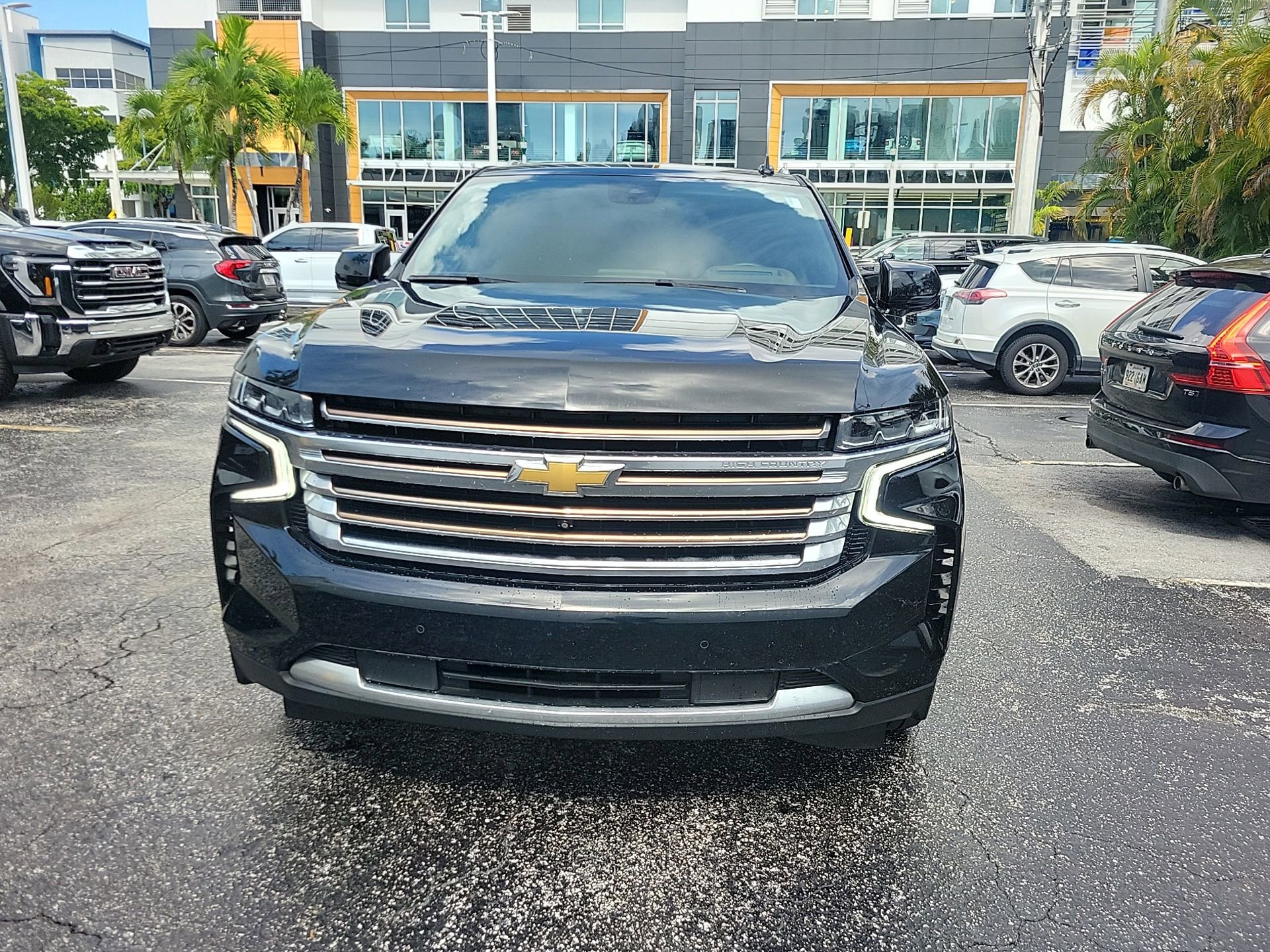 Used 2023 Chevrolet Suburban High Country RWD image 2