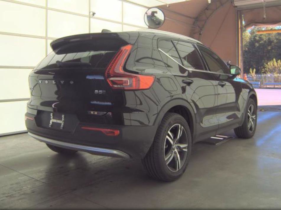 Used 2025 Volvo XC40 B5 Core image 17