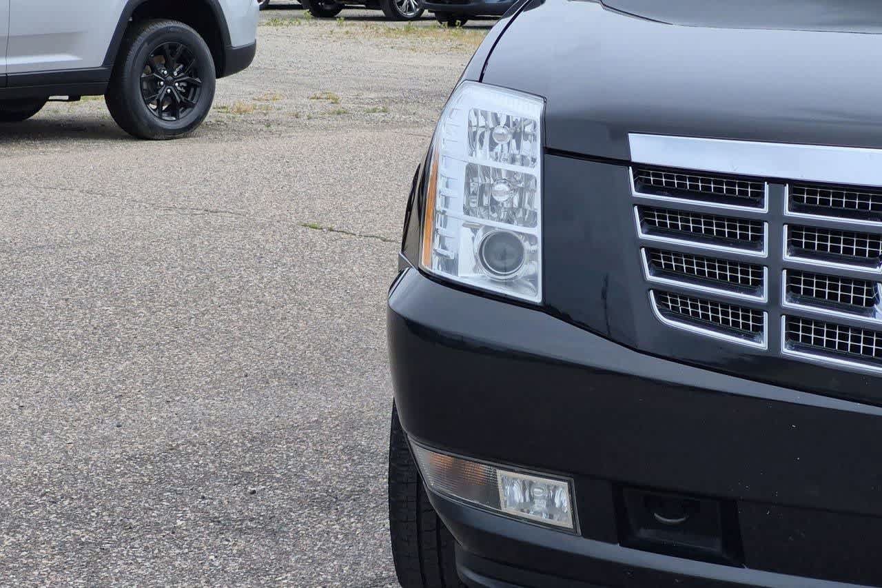Used 2010 Cadillac Escalade Luxury AWD/4WD image 9