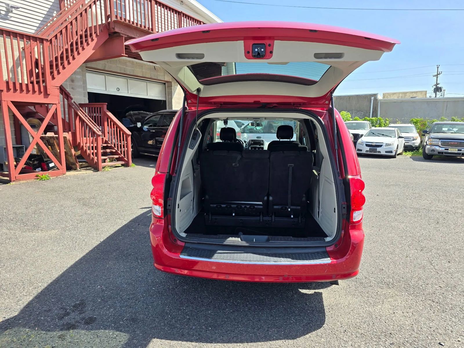 Used 2016 Dodge Grand Caravan SXT w/ Rear Park Assist Package FWD image 5