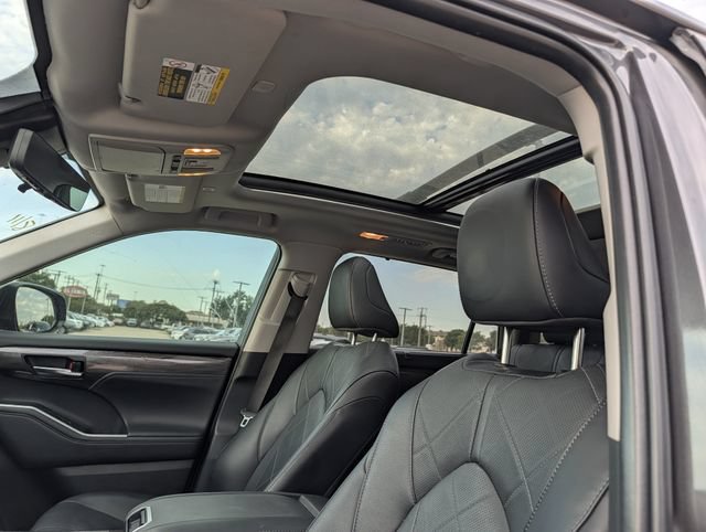 Used 2024 Toyota Highlander Platinum FWD image 28