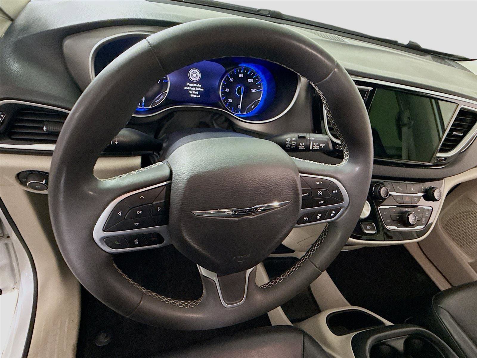 Used 2023 Chrysler Pacifica Touring-L image 5