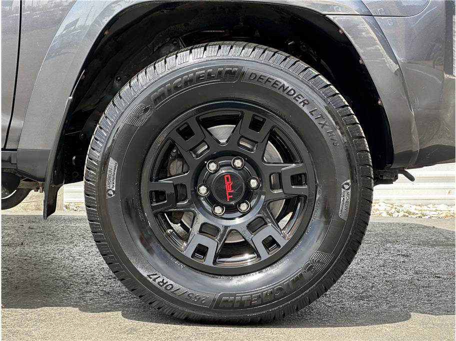 Used 2018 Toyota 4Runner TRD Off-Road Premium AWD/4WD image 30
