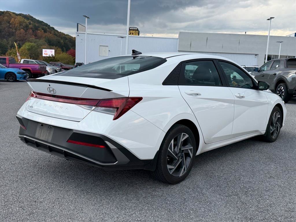 Used 2025 Hyundai Elantra Sport FWD image 11