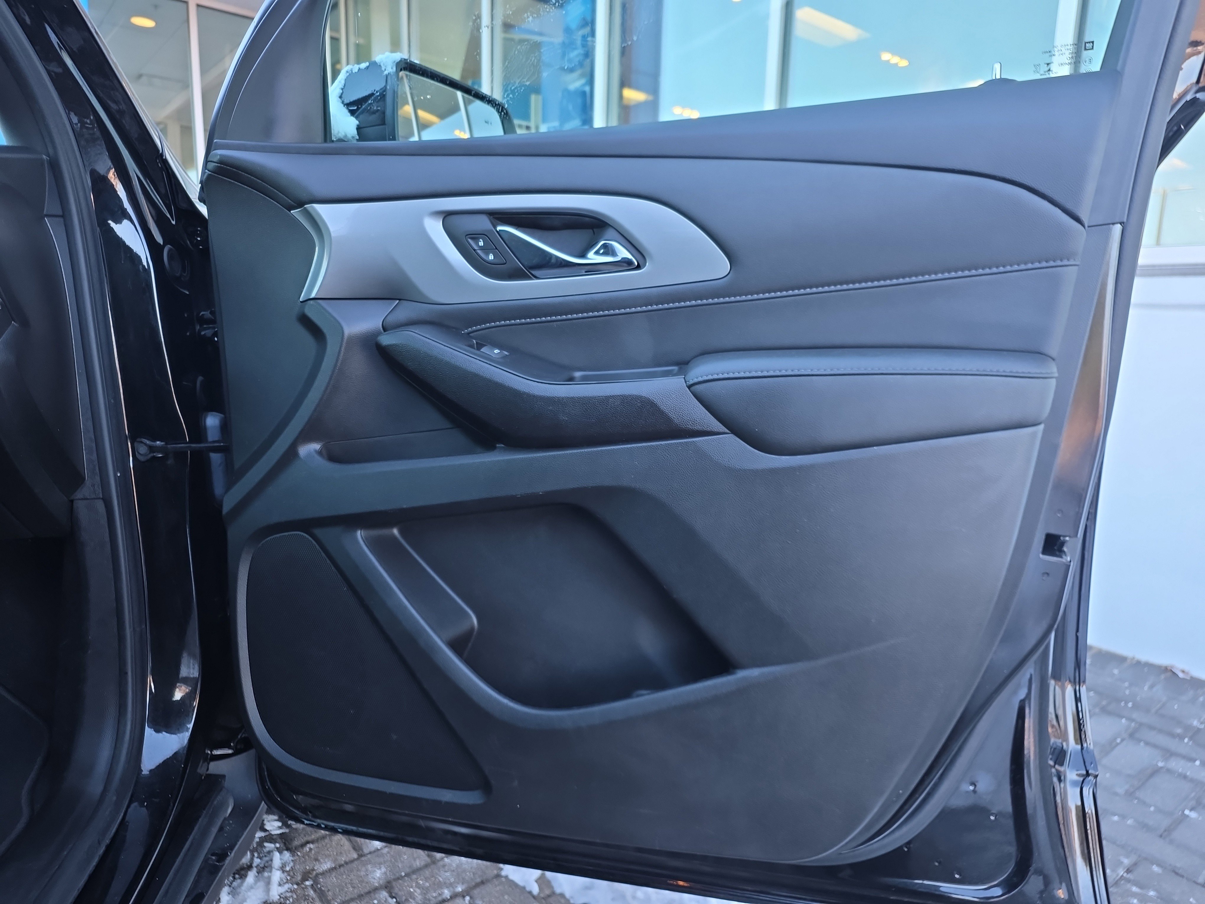 Used 2023 Chevrolet Traverse LT image 30