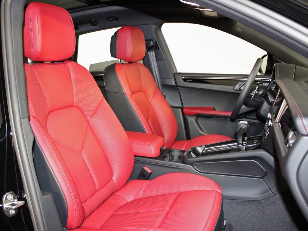 Certified 2025 Porsche Macan image 37