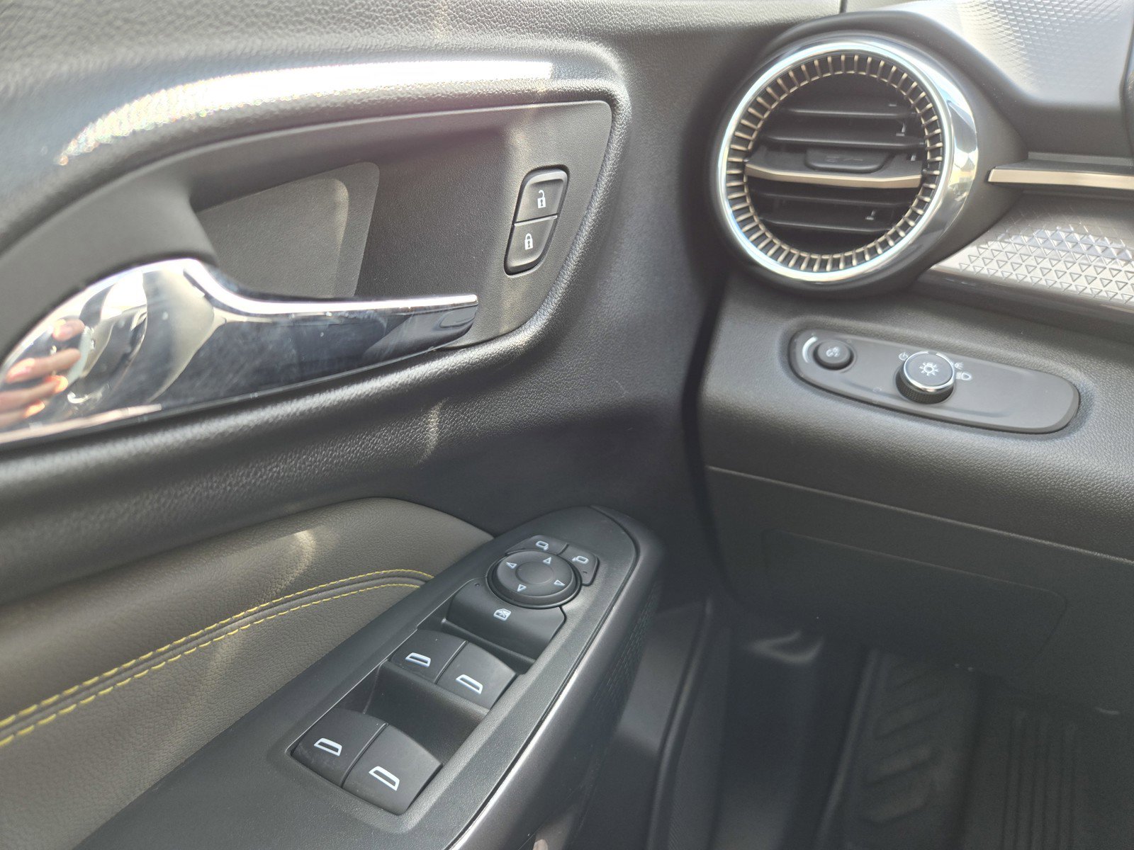 Used 2025 Chevrolet Trax ACTIV w/ Driver Confidence Package image 23