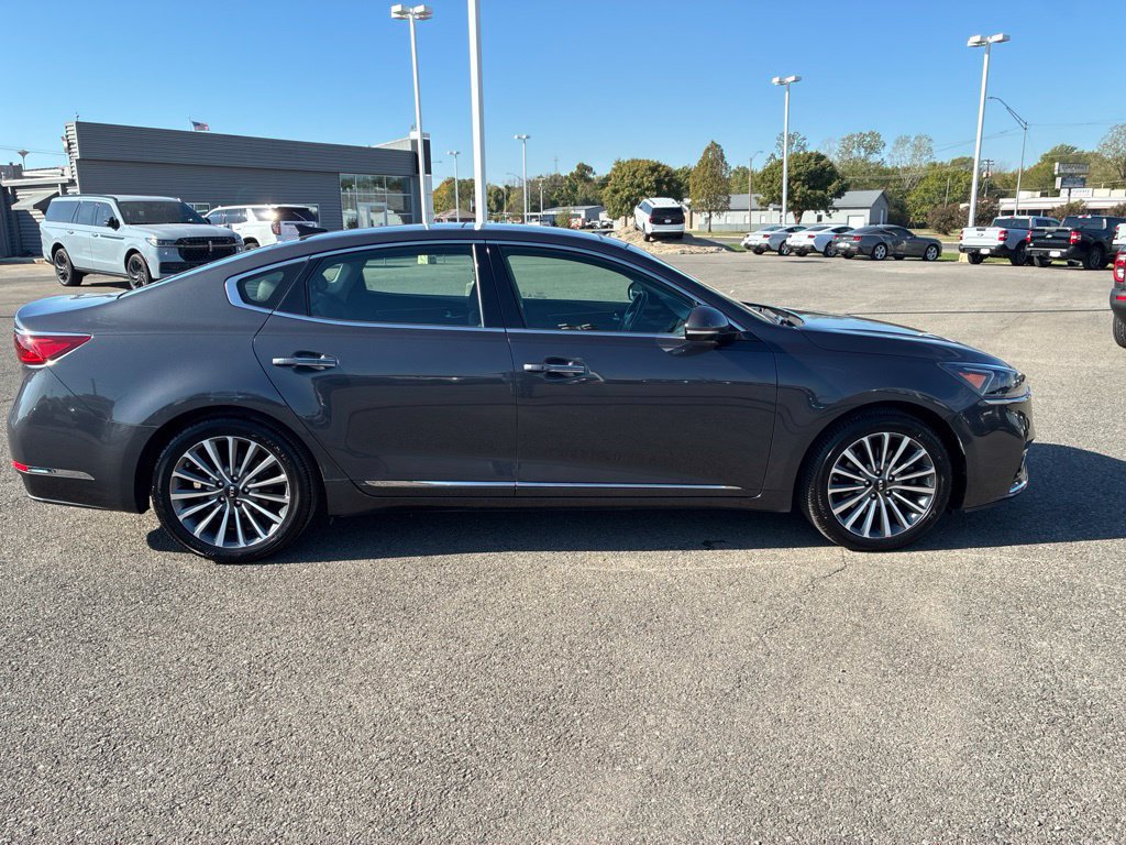 Used 2017 Kia Cadenza Premium w/ Luxury Package FWD image 2