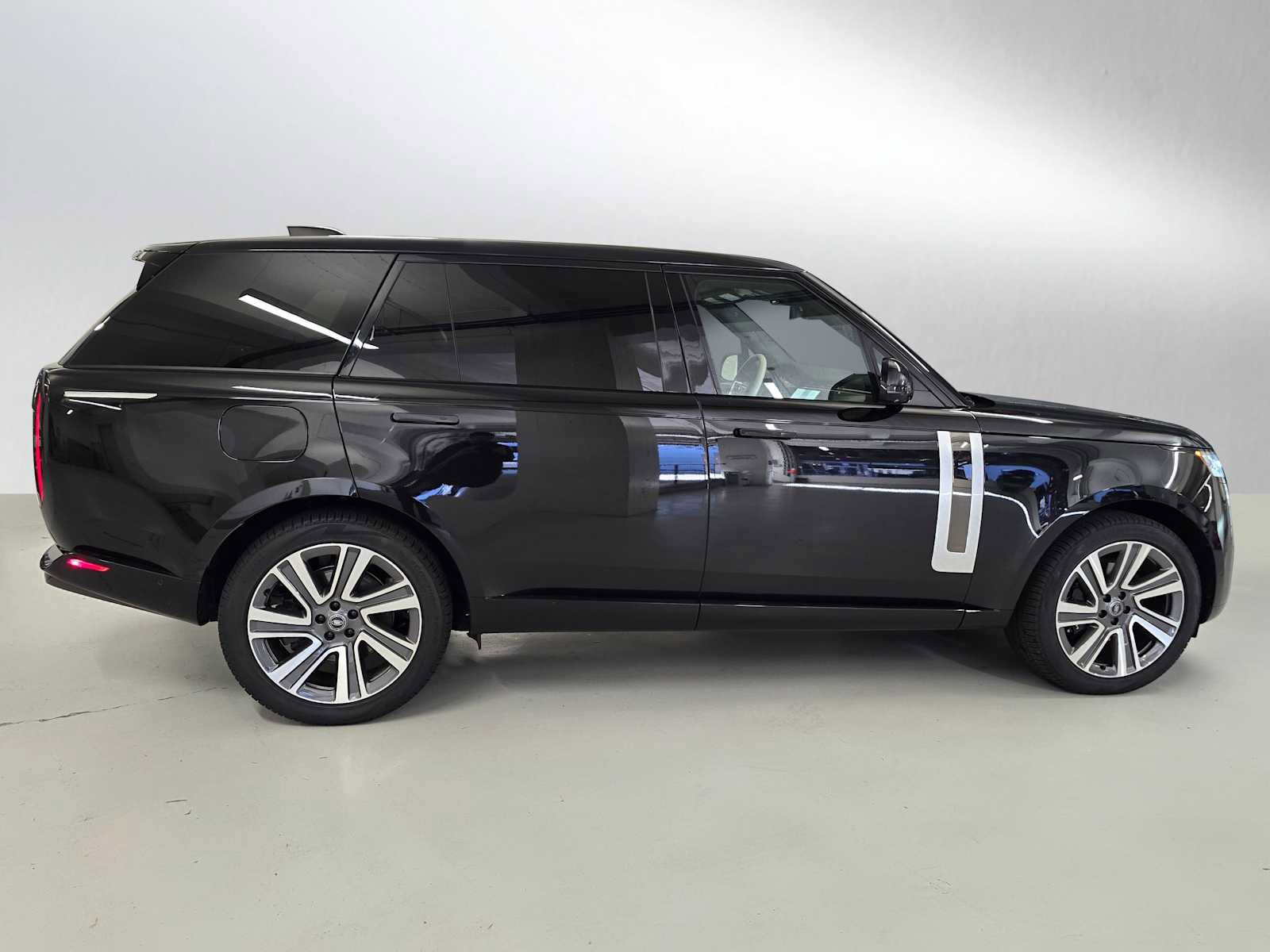 New 2025 Land Rover Range Rover SV image 6