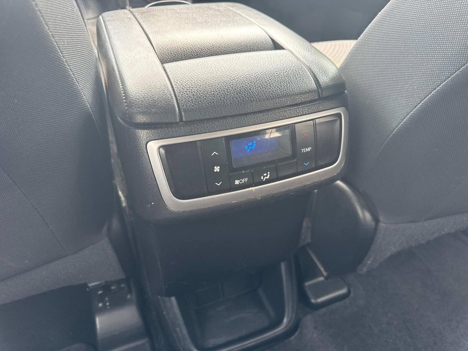 Used 2018 Toyota Highlander LE FWD image 17