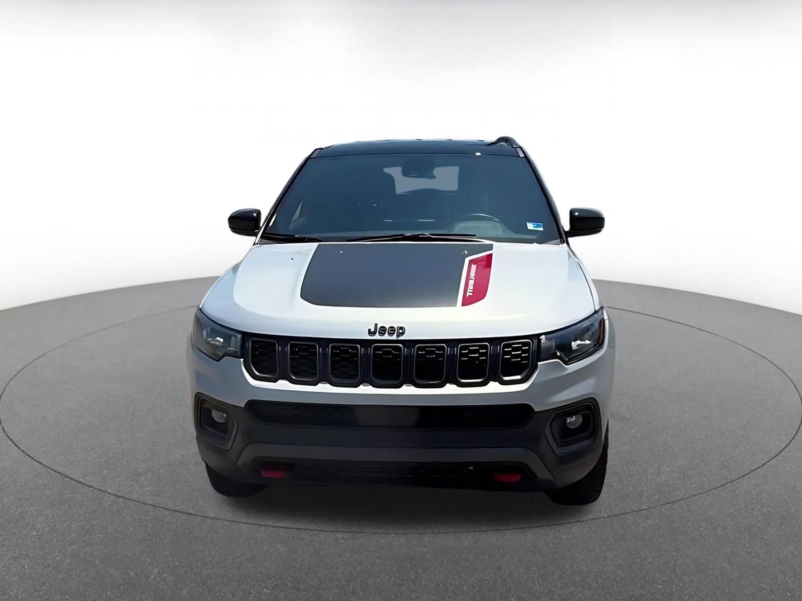 Used 2025 Jeep Compass Trailhawk AWD/4WD image 3