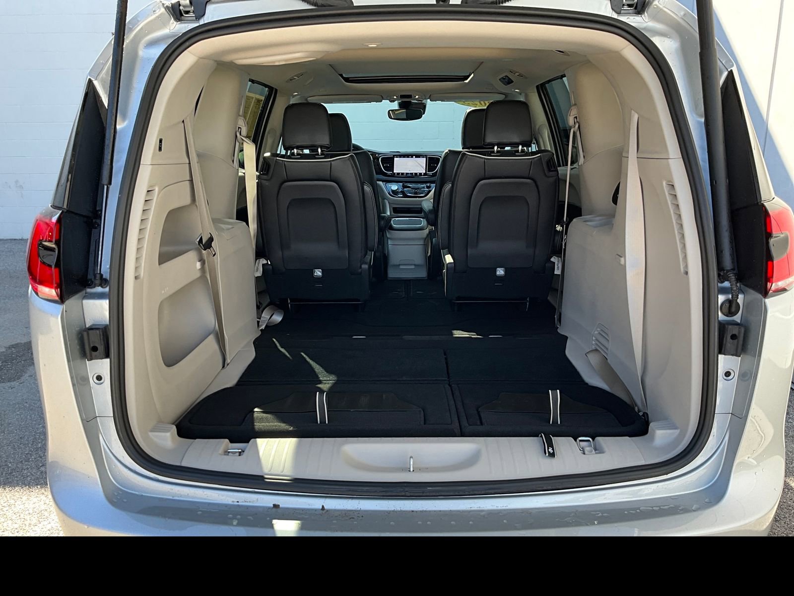 Used 2023 Chrysler Pacifica Limited AWD/4WD image 12