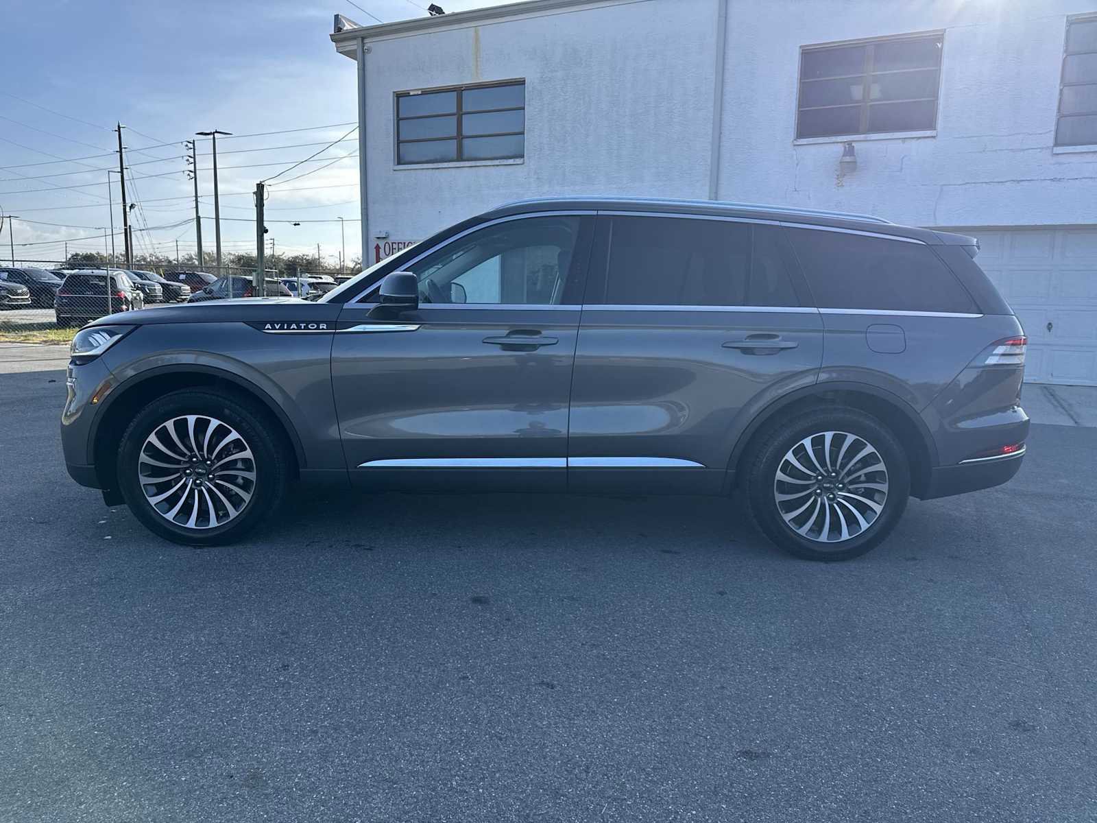 Used 2023 Lincoln Aviator Reserve AWD/4WD image 3