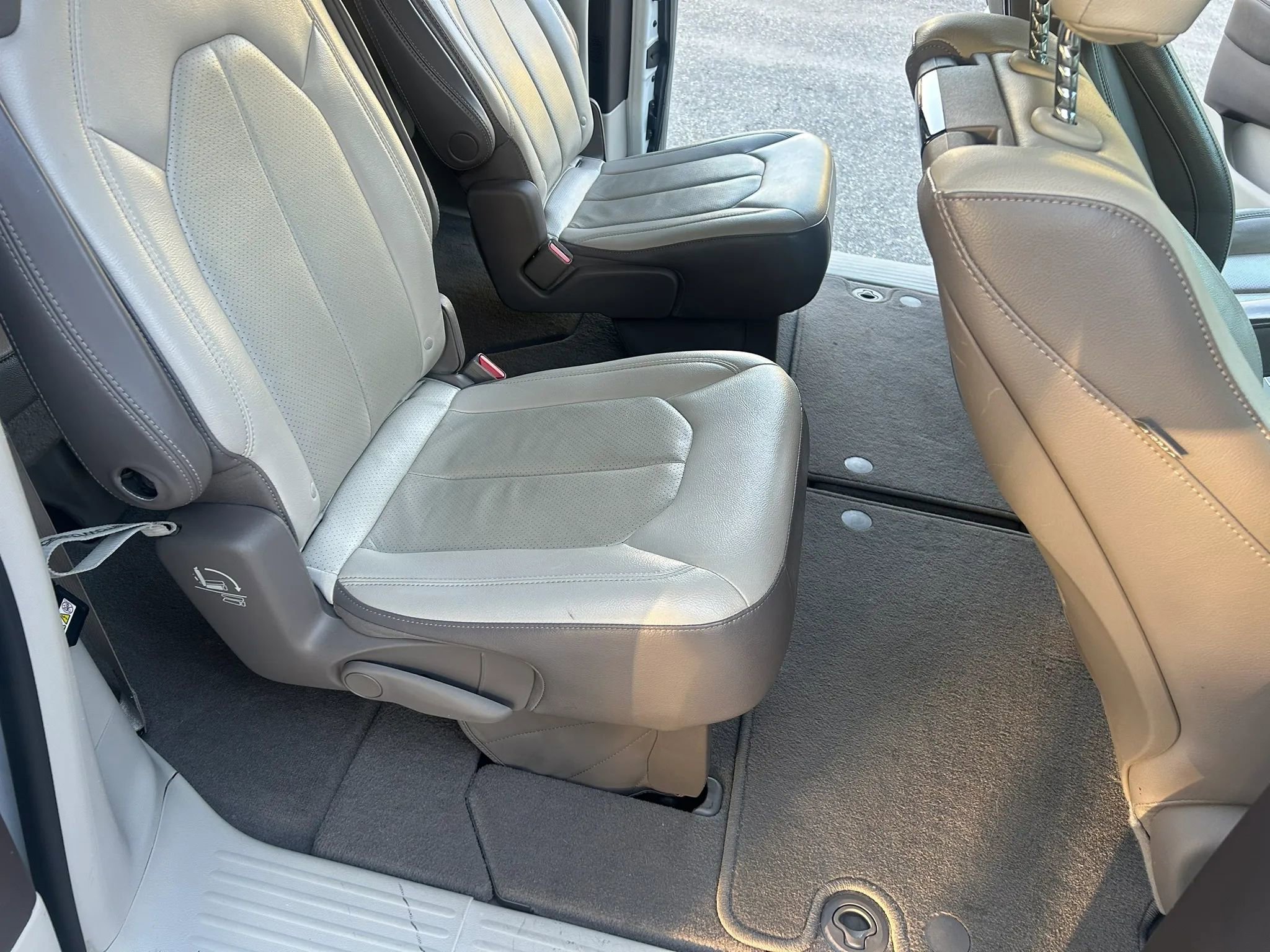 Used 2018 Chrysler Pacifica Touring-L Plus w/ Tire & Wheel Group FWD image 16