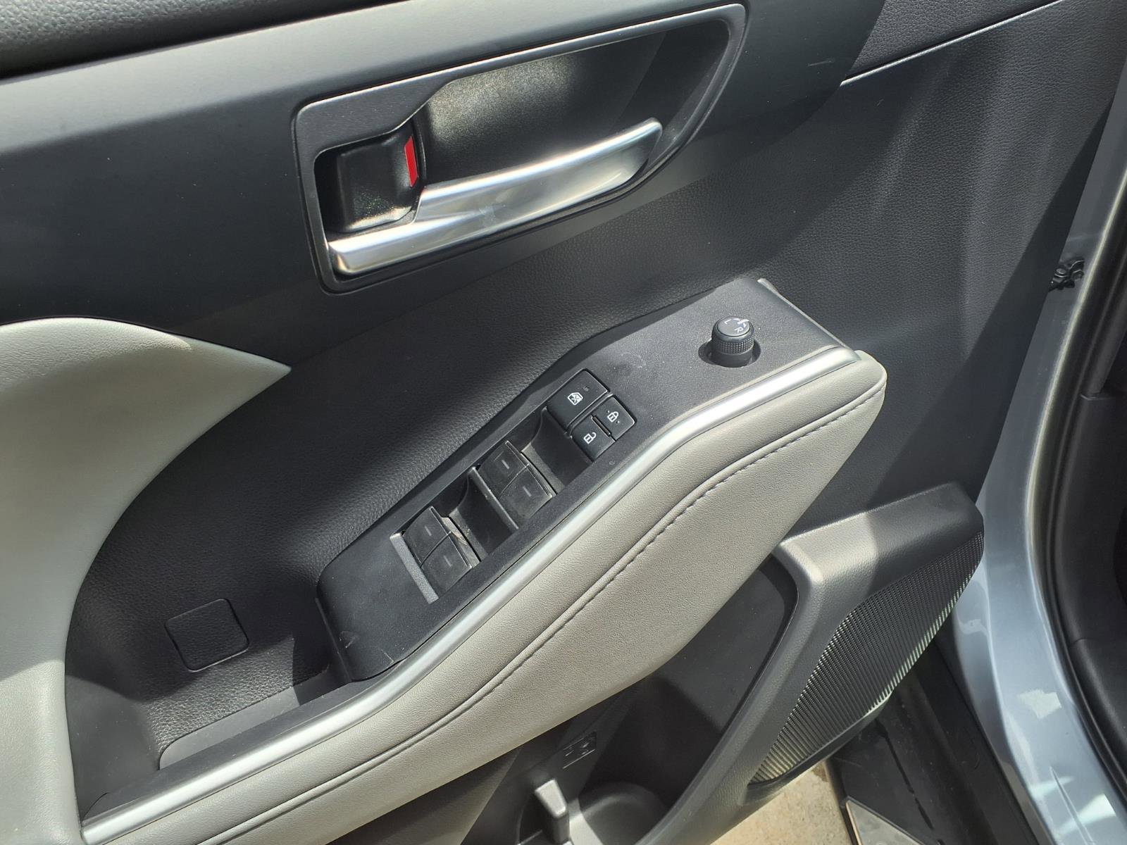 Used 2020 Toyota Highlander XLE FWD image 12