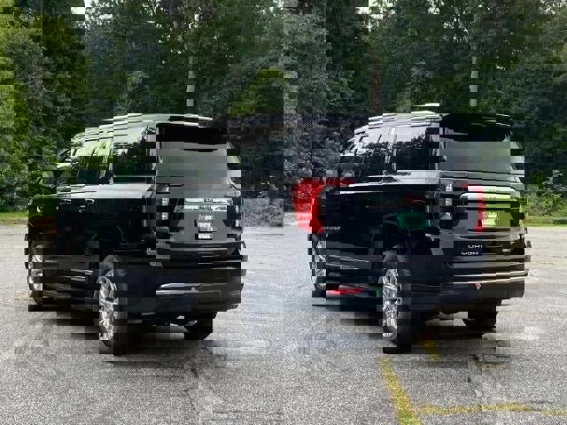 Used 2023 GMC Yukon XL SLT w/ SLT Luxury Package image 5