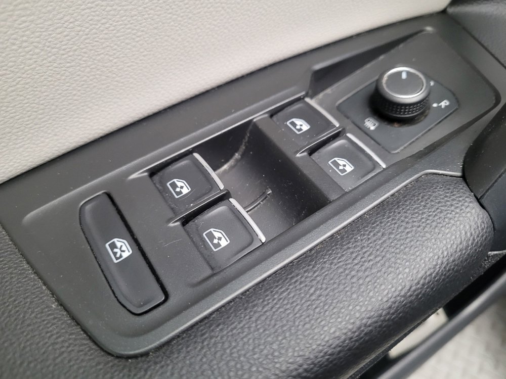 Used 2021 Volkswagen Tiguan SE image 27