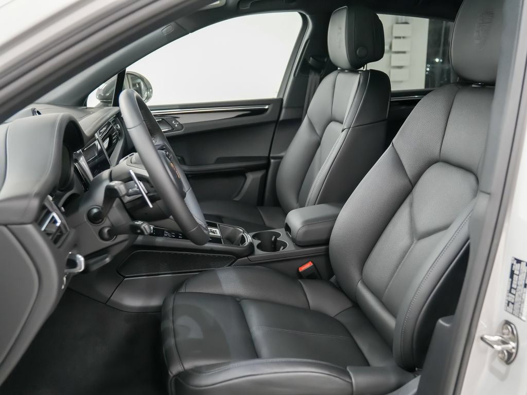 Certified 2026 Porsche Macan Turbo AWD/4WD image 5