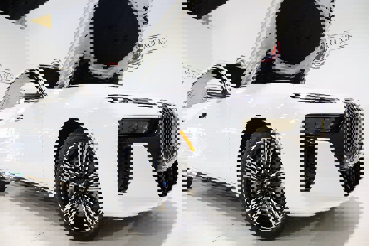 Used 2023 BMW 760i xDrive image 82