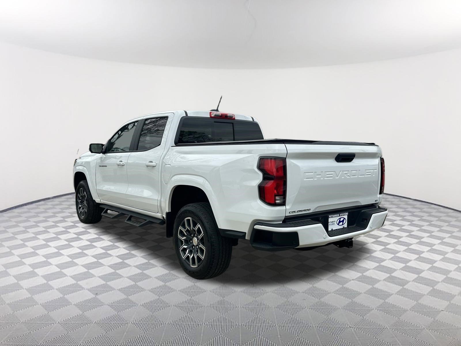 Used 2024 Chevrolet Colorado LT w/ LT Convenience Package III image 9