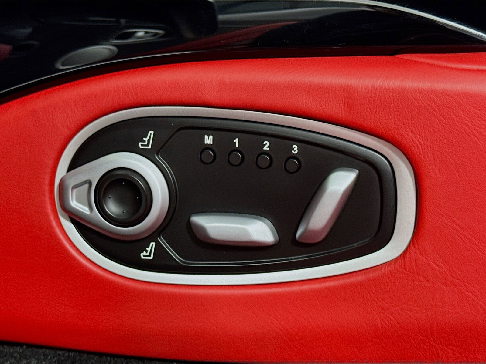 Used 2023 Aston Martin V8 Vantage Roadster image 18