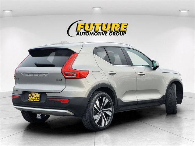 Used 2023 Volvo XC40 B5 Plus image 4