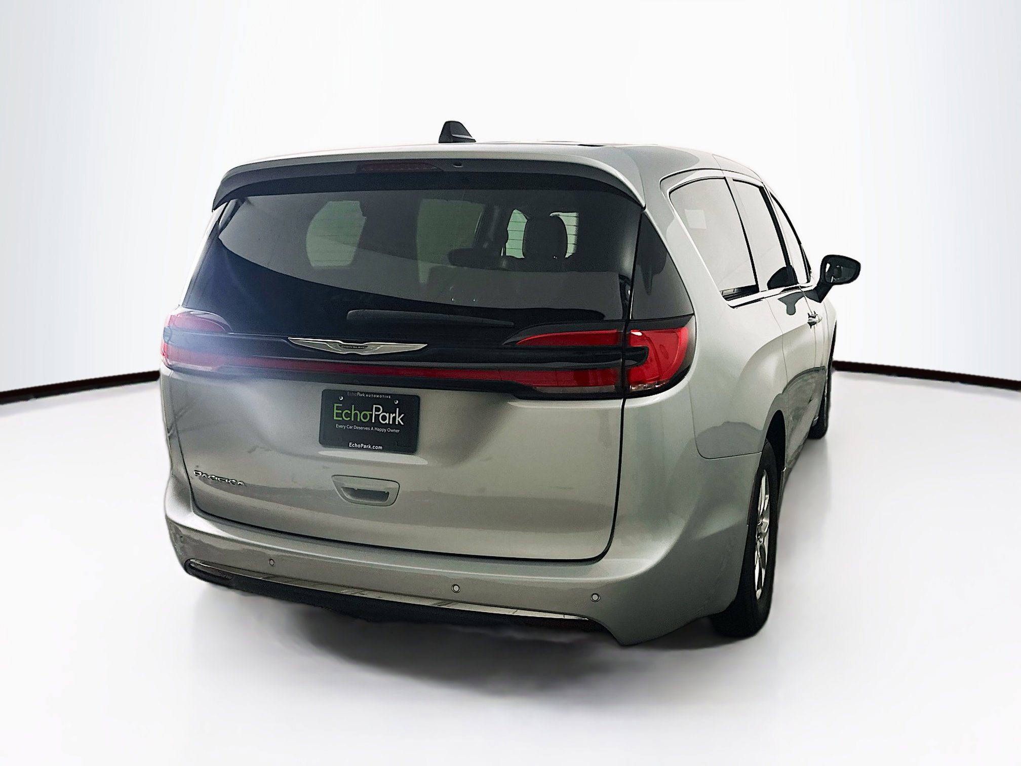 Used 2023 Chrysler Pacifica Touring-L image 9