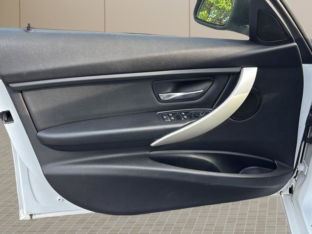 Used 2017 BMW 320i Sedan w/ Driver Assistance Package image 15